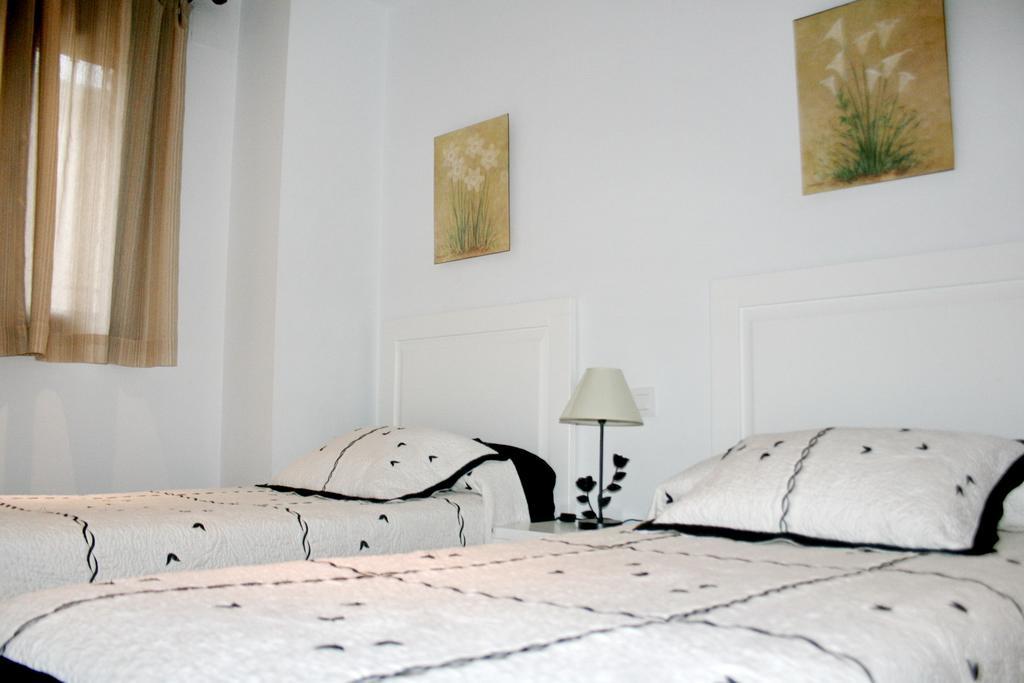 Apartamentos Turisticos Mirayuste Guadalupe  Bagian luar foto