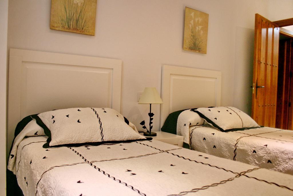Apartamentos Turisticos Mirayuste Guadalupe  Bagian luar foto