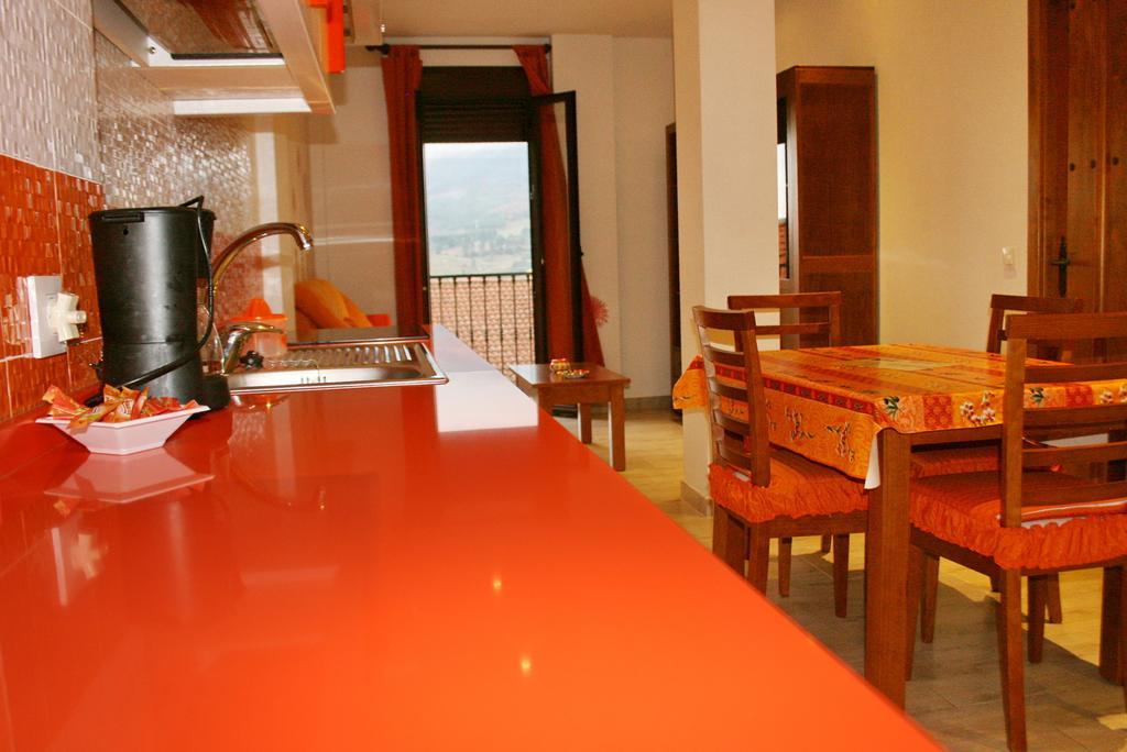 Apartamentos Turisticos Mirayuste Guadalupe  Ruang foto