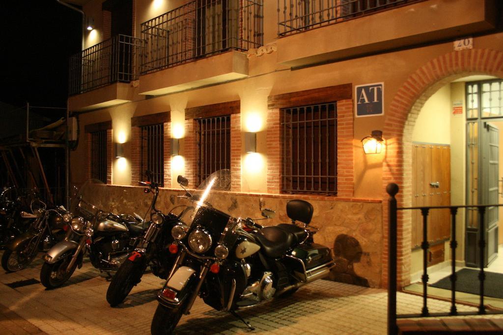 Apartamentos Turisticos Mirayuste Guadalupe  Bagian luar foto