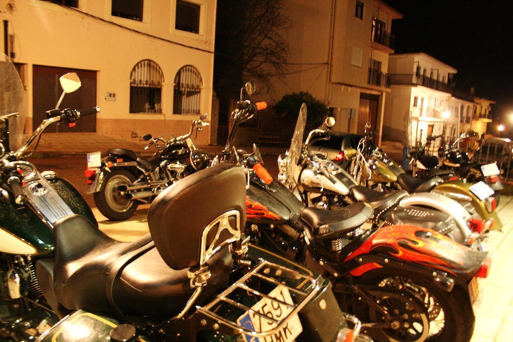 Apartamentos Turisticos Mirayuste Guadalupe  Bagian luar foto