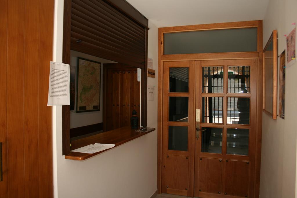 Apartamentos Turisticos Mirayuste Guadalupe  Bagian luar foto