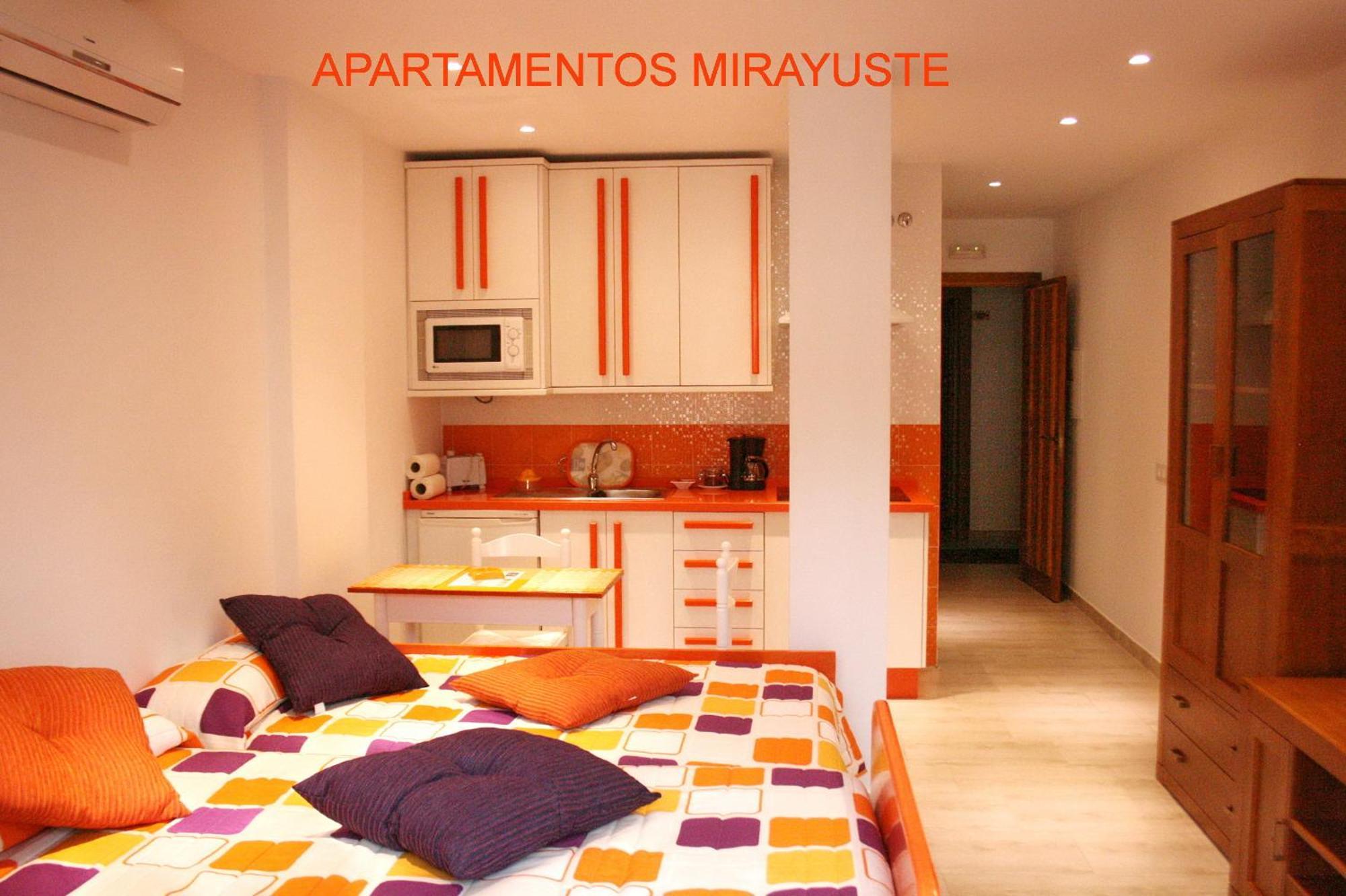 Apartamentos Turisticos Mirayuste Guadalupe  Ruang foto