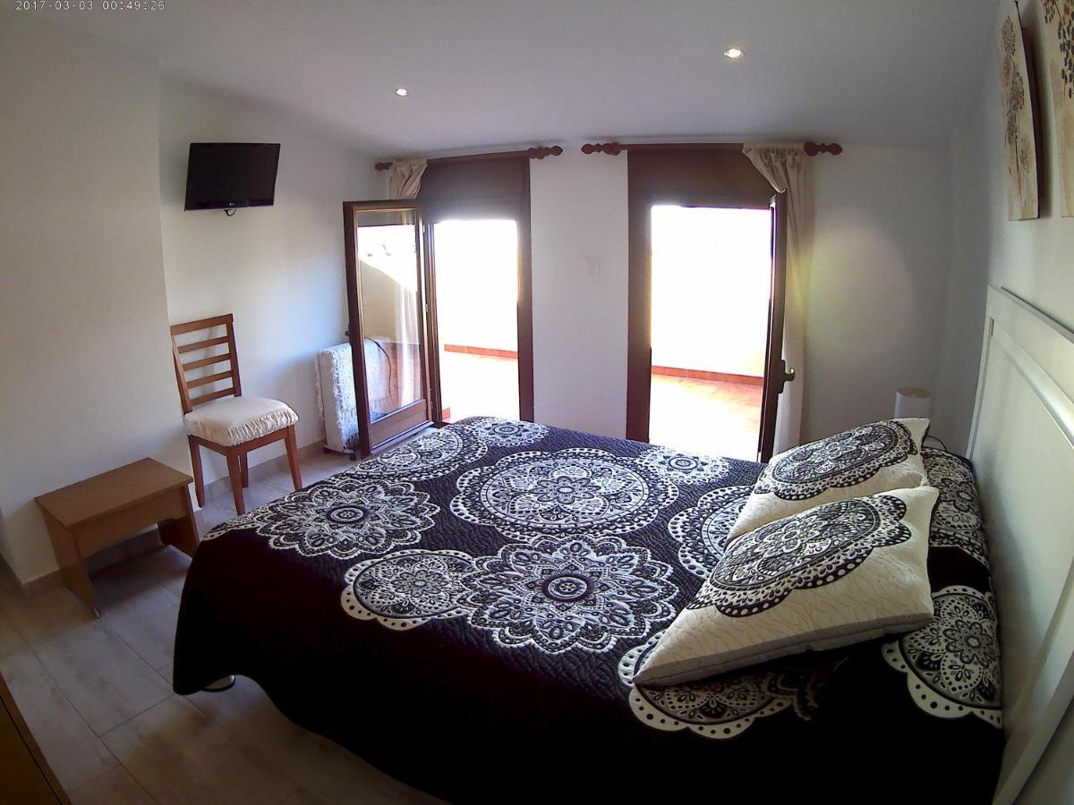 Apartamentos Turisticos Mirayuste Guadalupe  Bagian luar foto